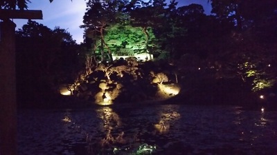 ライトアップされた霞池