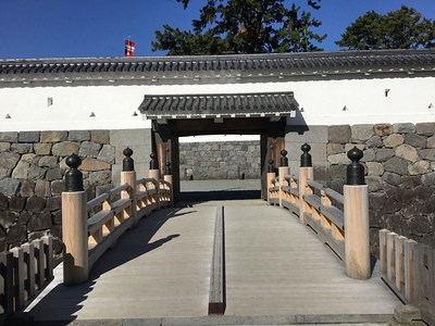 銅門の一の門と住吉橋