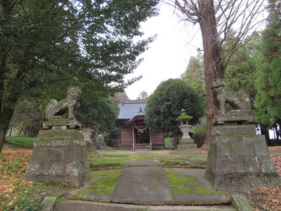 屋形跡に建つ熊野座神社