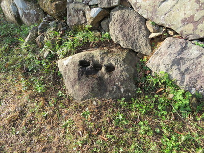 ひな壇のところにある残念石