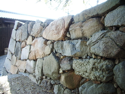 歴史民族資料館にある石垣