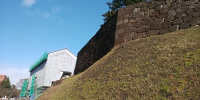 玉泉院丸下の石垣と復元工事中の鼠多門