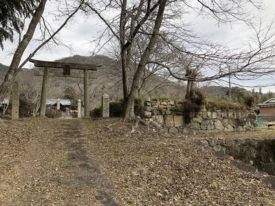 須賀神社鳥居脇にある石垣
