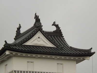 三階櫓の屋根にそびえる3尾の鯱