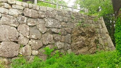 冠木門跡の虎口の石垣