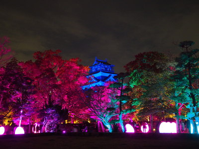 天守と呼応する球体◆チームラボ 広島城 光の祭り