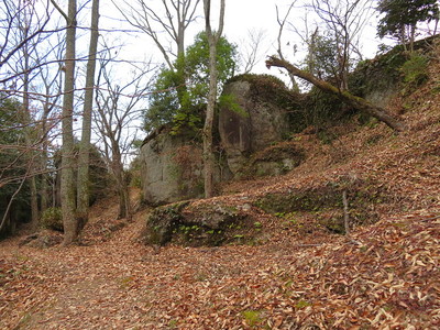 主郭南側の断崖・巨岩