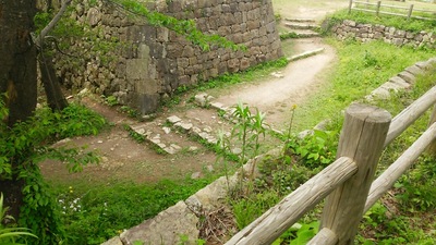 冠木門跡の虎口を本丸跡の櫓跡から見る
