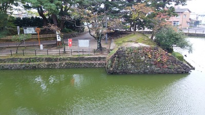 旧二の丸隅櫓から土橋門跡を見る