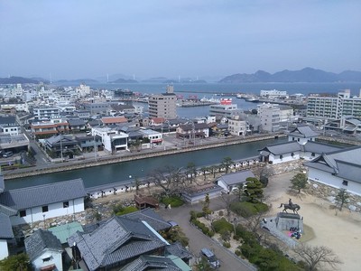 天守から遠く来島海峡大橋を望む