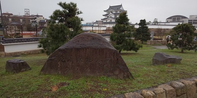 尼崎城址公園石碑越しに見る天守閣
