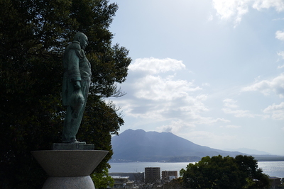 東郷平八郎像と桜島
