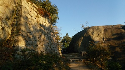 馬洗岩（右）と石垣