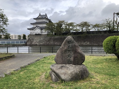 三階櫓と日本100名城の石碑