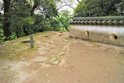 二の平櫓跡と土塀（東側）