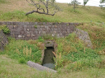 石製樋管と赤石積水路
