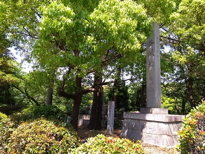 二の丸跡石碑は刈谷城址の石碑の脇で及び腰