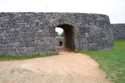 一の郭からの石造アーチ門