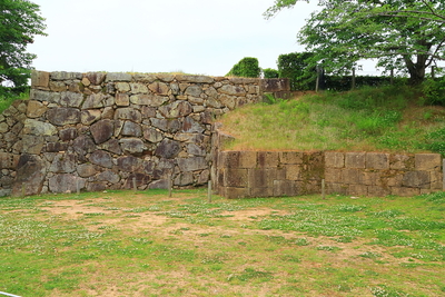 武蔵野御殿に付属した池の護岸跡（切込接）と、太鼓櫓跡石垣