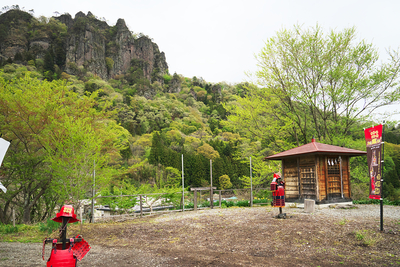 密岩神社から岩櫃山を望む