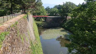 本丸高石垣と廊下橋(茶壺櫓側から)