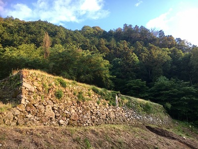 夕陽を浴びた米蔵跡の石垣