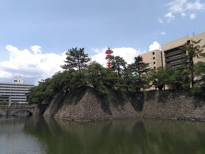 お堀、石垣と県庁舎