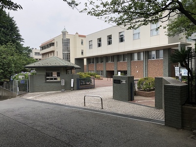 英和学園校門