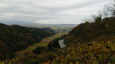 登城道より日本海、柏崎市内を見る