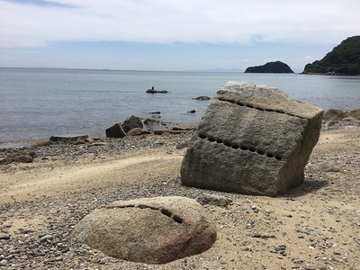 かもめ石（沖の石杭のある岩）と矢穴のある残石