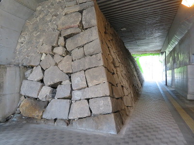 三原駅の下の石垣