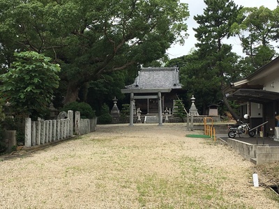 入り口からの眺め、神明社の社。