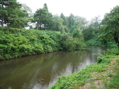 伏兵郭付近の水堀、土塁