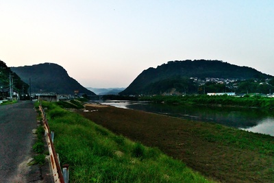 安芸高山城址(右)と新高山城址(左)が沼田川を挟んで並ぶ夕景