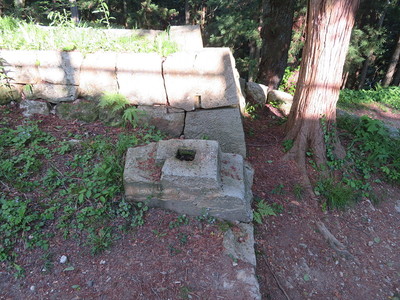 冠木門跡（本丸虎口）の礎石