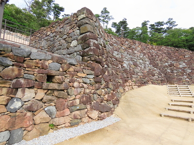 城門跡付近から、復元石積みの曲面