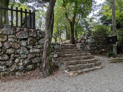 七曲門跡の石垣と石段
