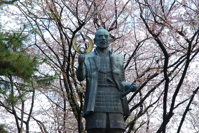 若き日の徳川家康公の銅像