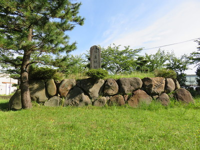 石垣に建つ城址碑