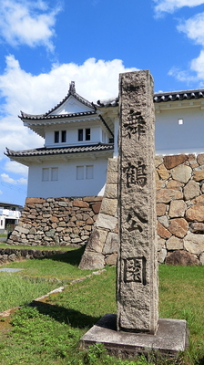 舞鶴公園碑と田辺城門
