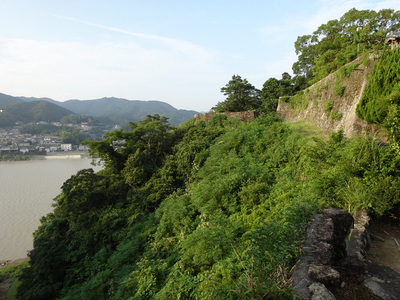 本丸の石垣と熊野川
