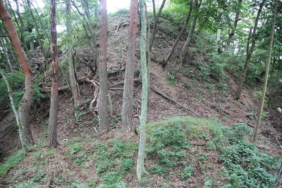 二重堀切から主郭を見上げる