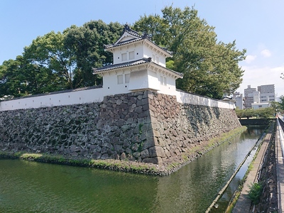 東の丸二重櫓(着到櫓)と水堀