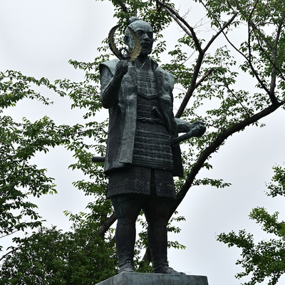 若き日の徳川家康公の銅像