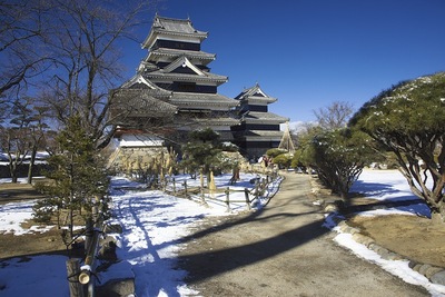 雪の松本城本丸