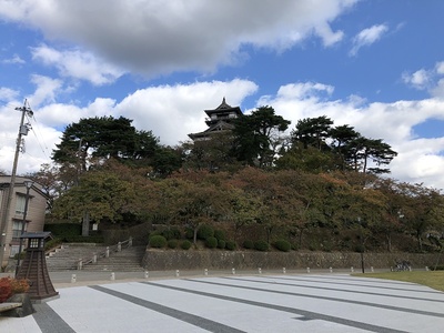 西側広場からの天守