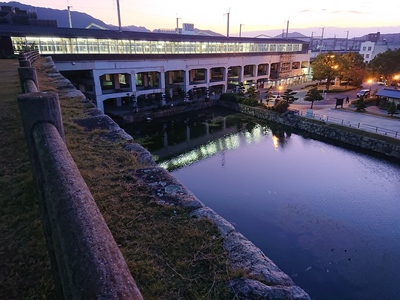 天守台からの水堀と新幹線三原駅