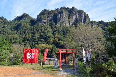 蜜岩神社と岩櫃山