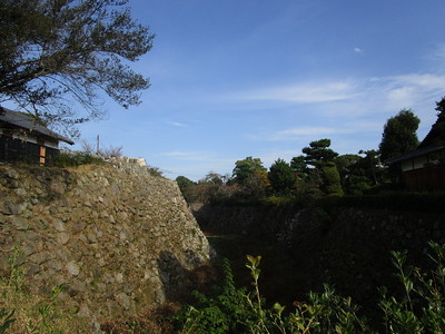 深い堀と高い石垣