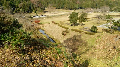 空堀跡から見る朝倉義景館跡と水堀